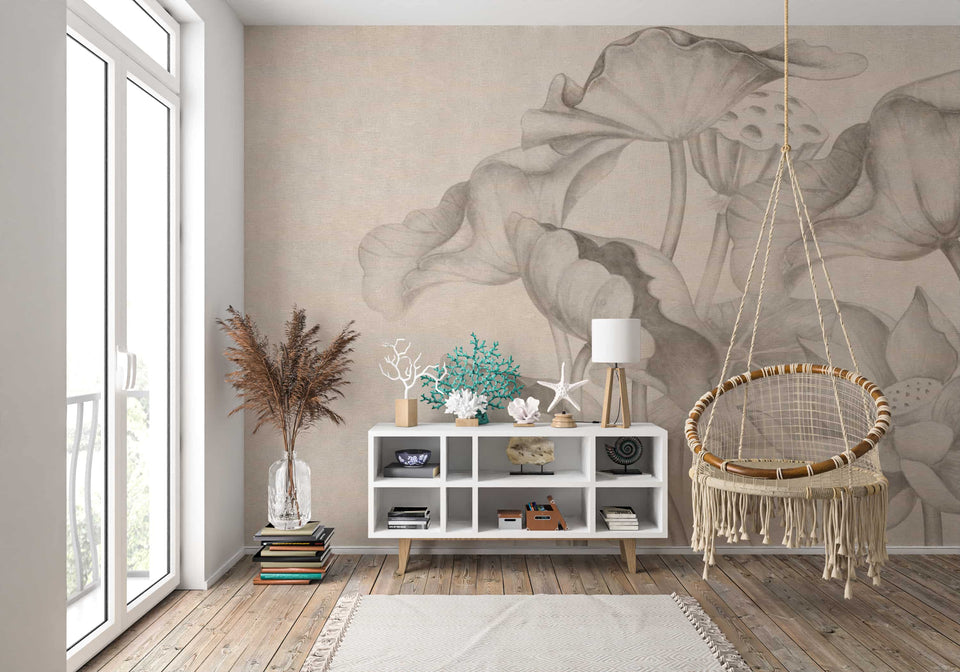 Wallpaper DEVINE met theatrale lotus bloemen en zachte natuurlijke tinten, perfect voor ruimtes waar rust en balans nodig zijn