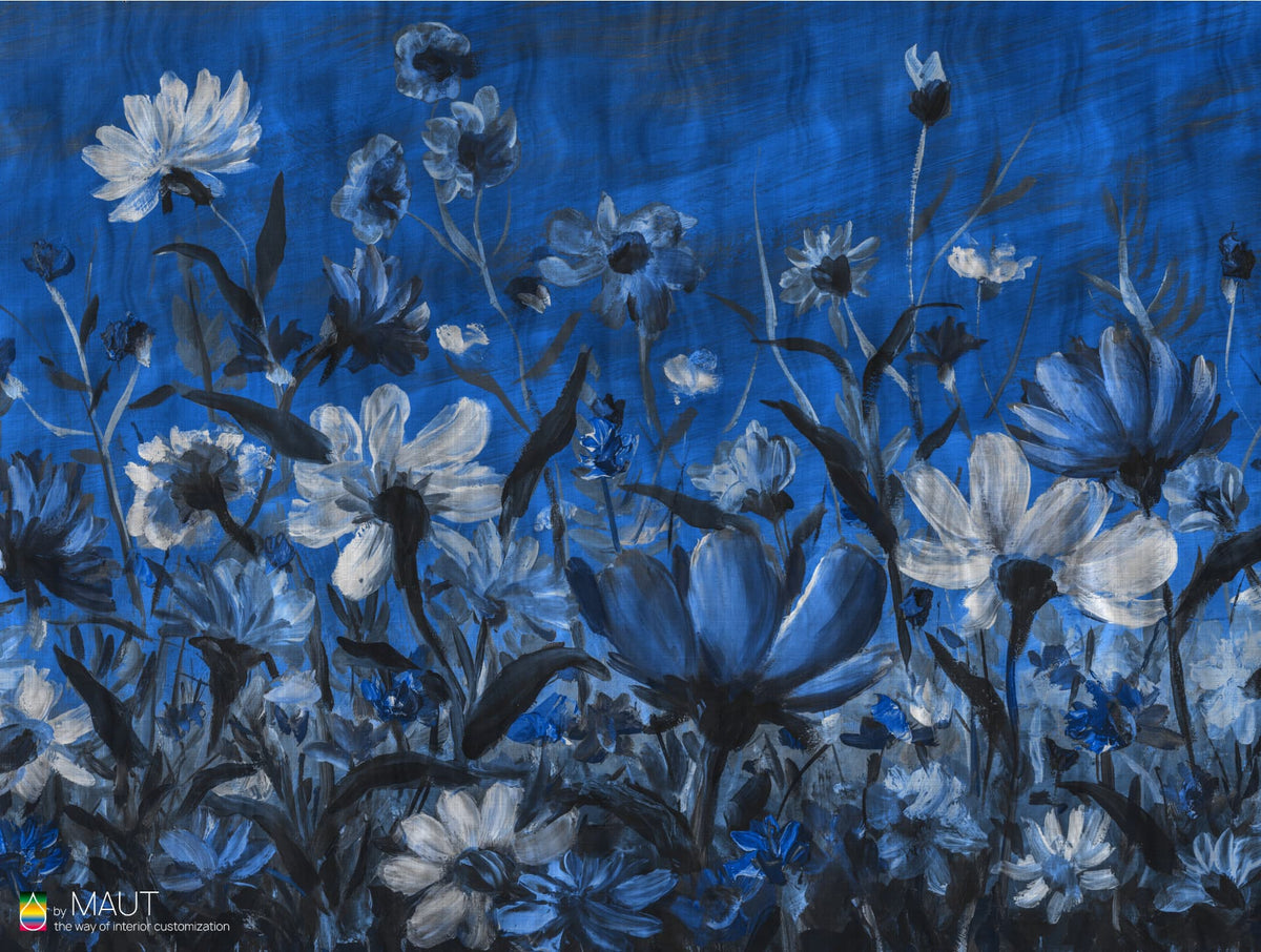 Wallpaper NILO met geschilderde bloemen in expressieve stijl met blauwe tinten