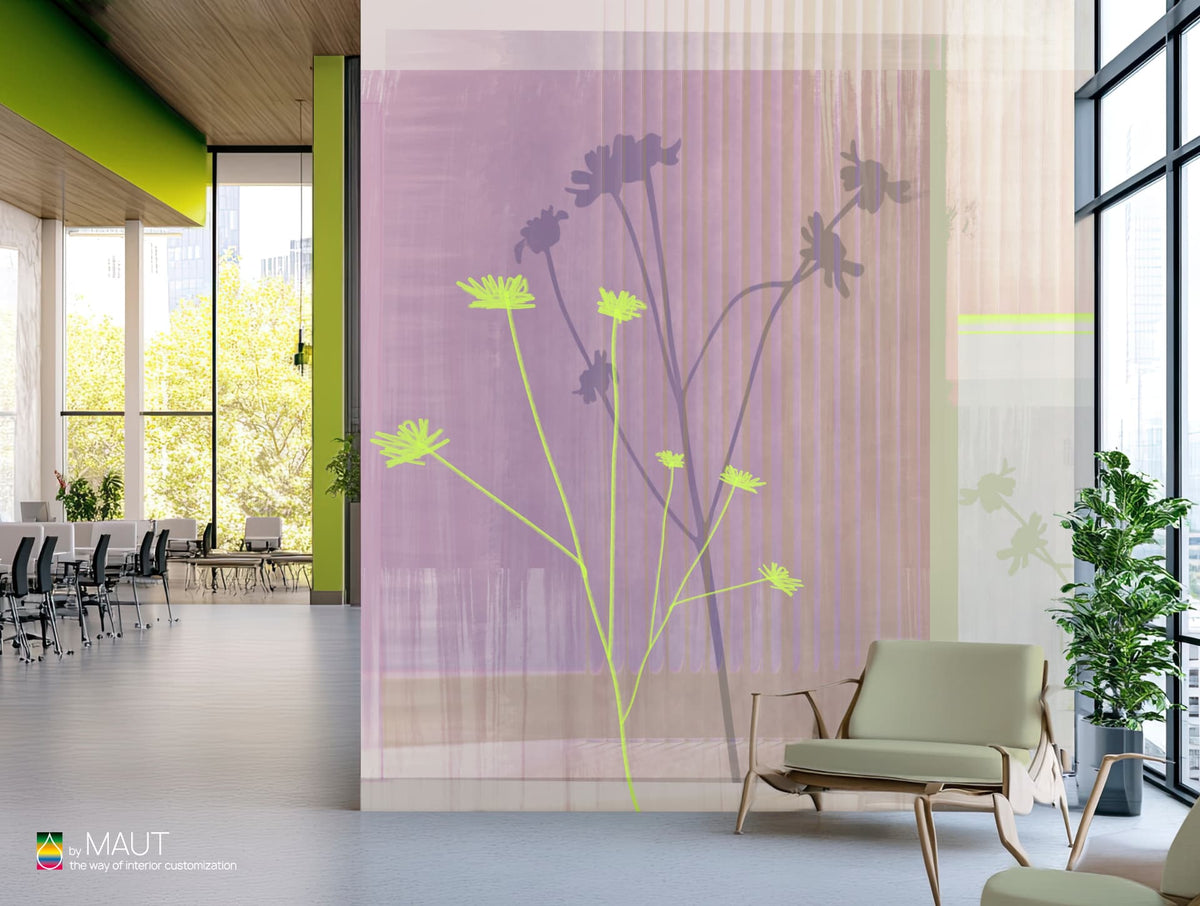 Wallpaper REMO met expressieve bloemen in een felle gele kleur op verweerde paars roze achtergrond