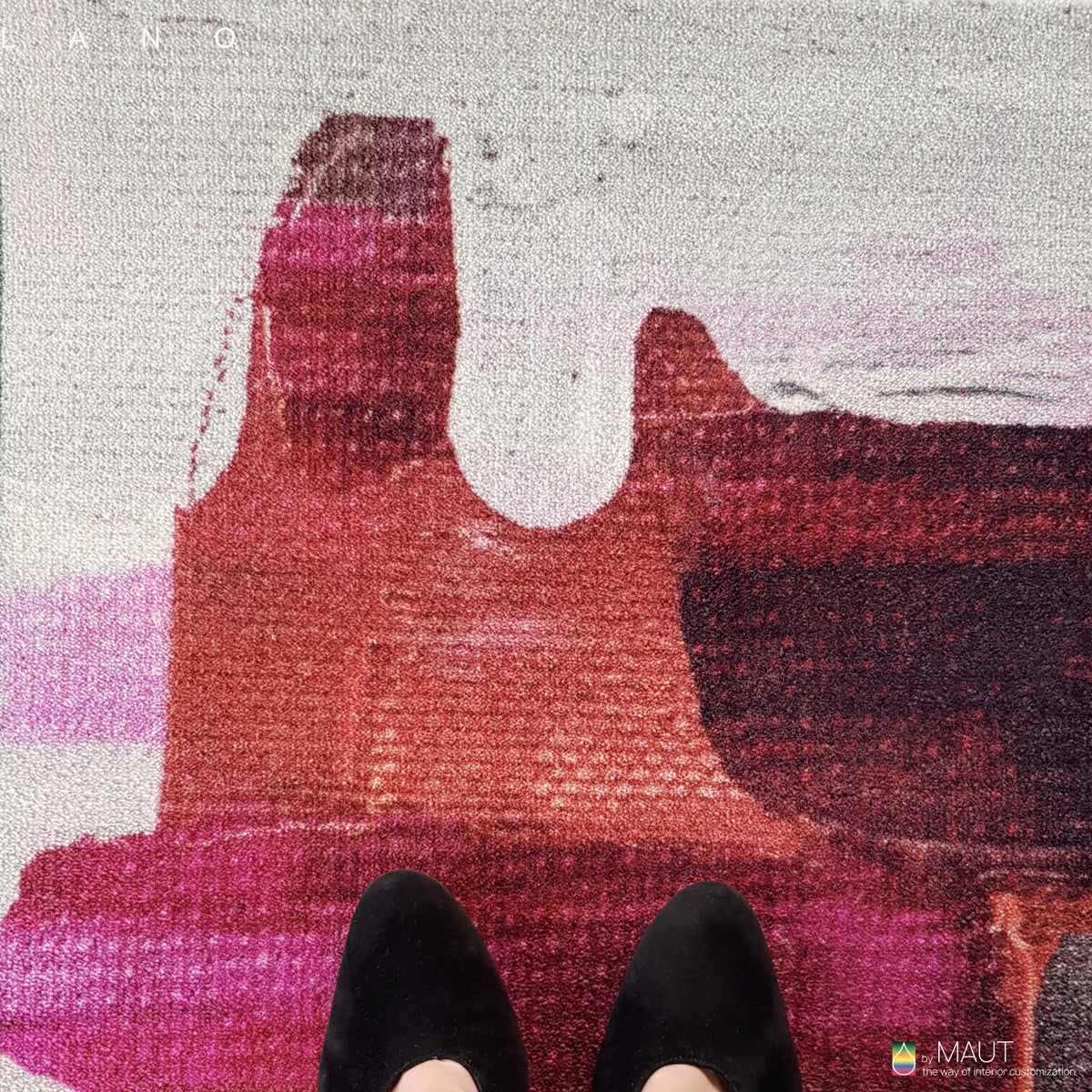 Kunst en expressie komen samen in vloerkleed EXPRESSION OF THE PAINTER in mooie rood roze kleuren