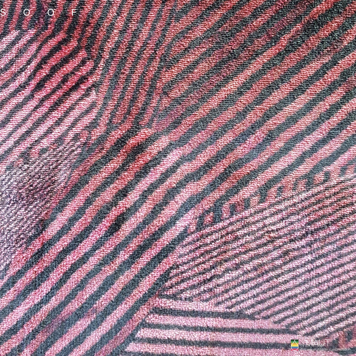 IN DEVOTION in detail met roze tinten