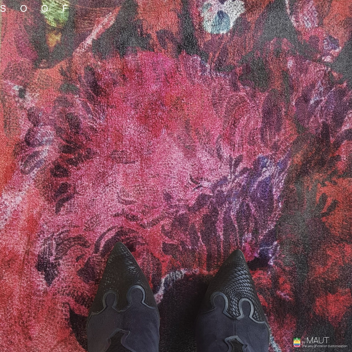 Een uitgesproken mix van bloemen en skulls typeert POISINOUS FLOWERS vloerkleed