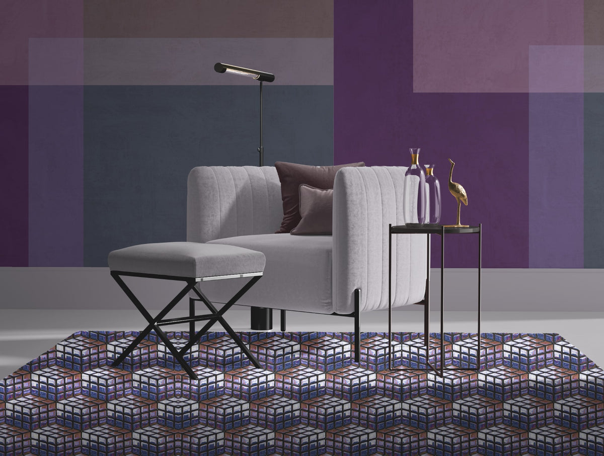 Wallpaper EDGE OF CRISTAL met geometrische vlakken en paarse kleuraccenten