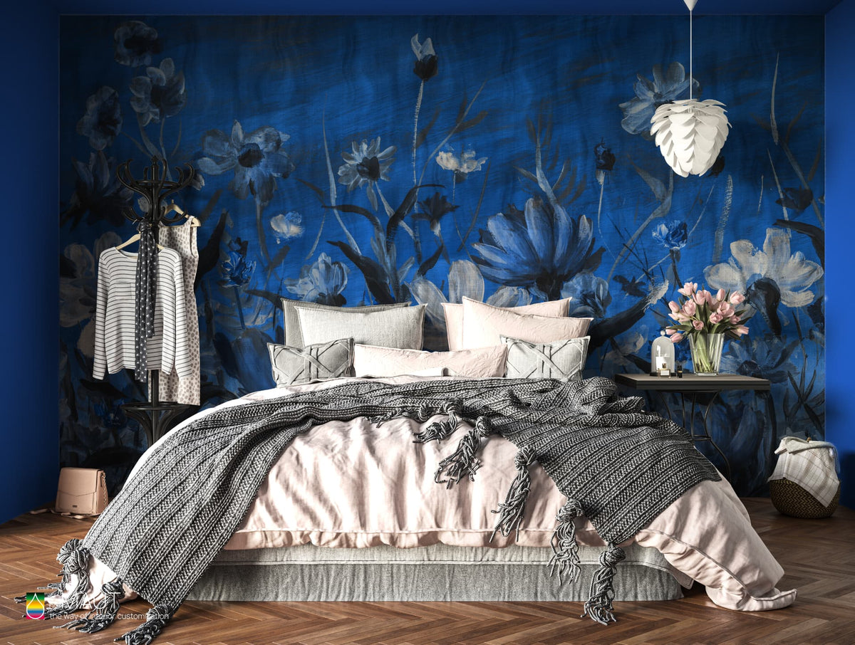 Wandbekleding NILO blauw met met de hand geschilderde bloemen en expressieve uitstraling