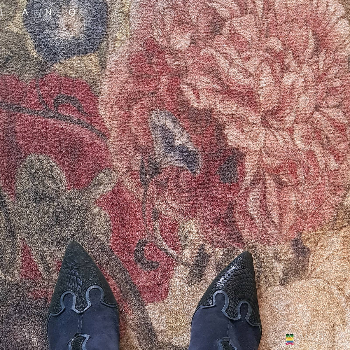 Een vleugje grandeur komt tot leven in THE OLD GARDEN carpet in detail